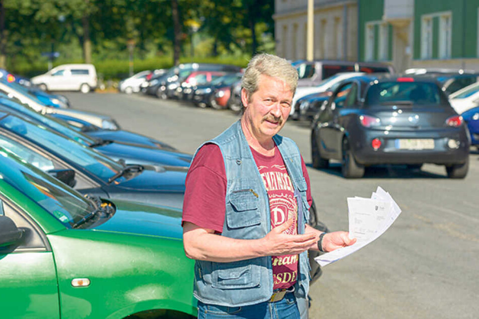 „Alles zugeparkt!“: Matthias Krippendorf (55) wartet wie so viele Anwohner
der Johannstadt auf die seit Jahren vorgesehenen Bewohnerparkplätze.