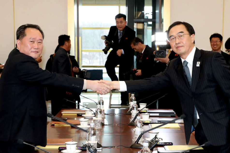 Südkoreas Vereinigungsminister und Delegationsleiter Cho Myoung Gyon (r) und sein nordkoreanischer Amtskollege Ri Son Gwon.
