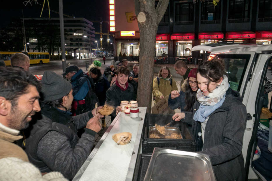 Nur noch ein Transporter zum Helfen: Die Ehrenamtler der Treberhilfe verteilten am Donnerstag Reispfanne und Tee nahe der Altmarktgalerie.