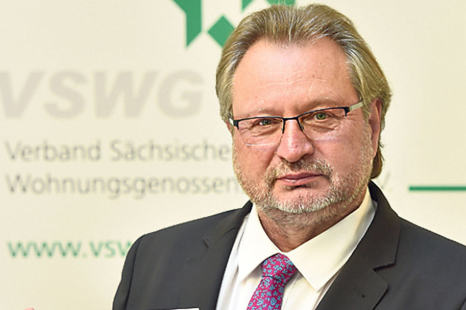 Verbandschef Axel Viehweger (64) mit dem neuesten Jahresbericht.