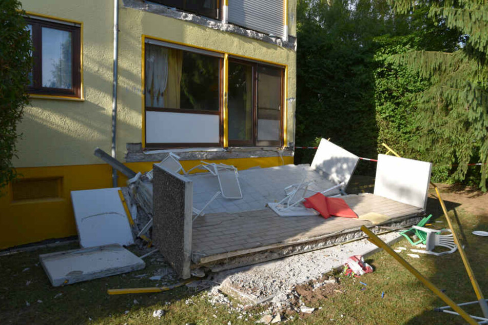 Spur der Verwüstung: Der Balkon riss zwei weitere beim Absturz mit ab.