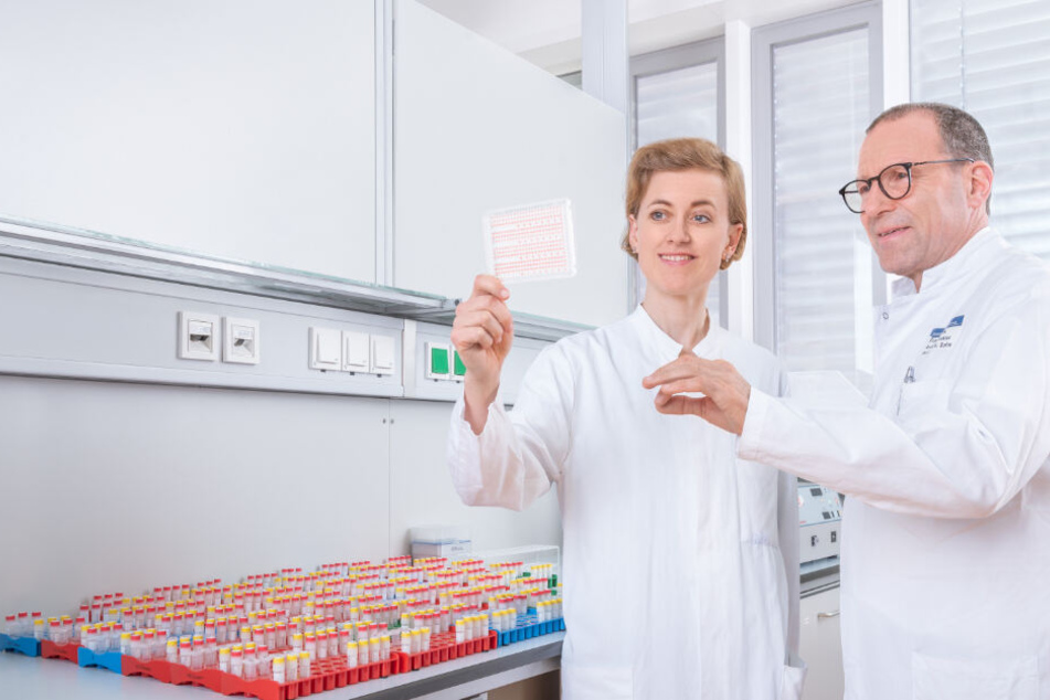 Der Chef der Heidelberger Frauenklinik, Christof Sohn (rechts im Bild), hatte den Bluttest im Februar 2019 öffentlich als fast marktreif gepriesen.