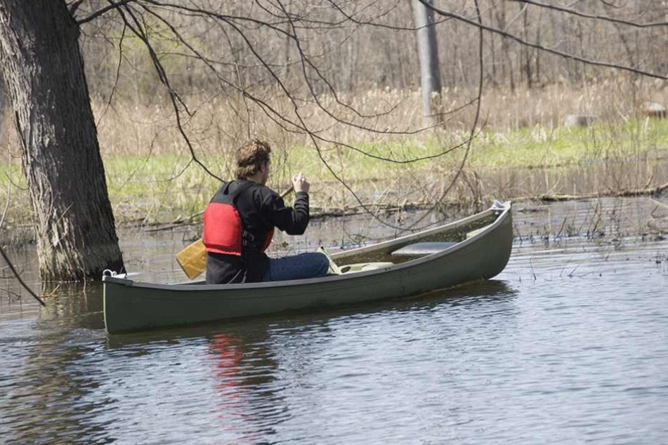 Der Paddler fand die Leiche in einem Gebüsch am Ufer (Symbolbild).
