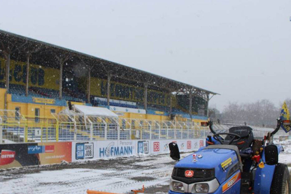 Das wäre nichts geworden: Der Rasen im Bruno-Plache-Stadion war jetzt wochenlang vereist, die Zuschauerränge schneeverweht.