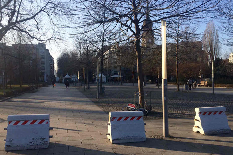 Mehrere Betonklötze wurden jetzt auch vor anderen Dresdner Weihnachtsmärkten aufgestellt, wie hier Richtung Augustusmarkt auf der Hauptstraße.