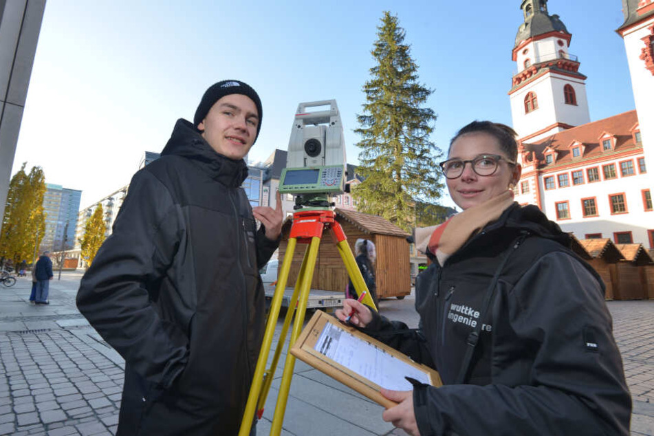 Die Vermessungstechniker-Azubis Lukas Reinhardt (19) und Jody Ulbricht (23) ermittelten die exakte Größe des Weihnachtsbaums.