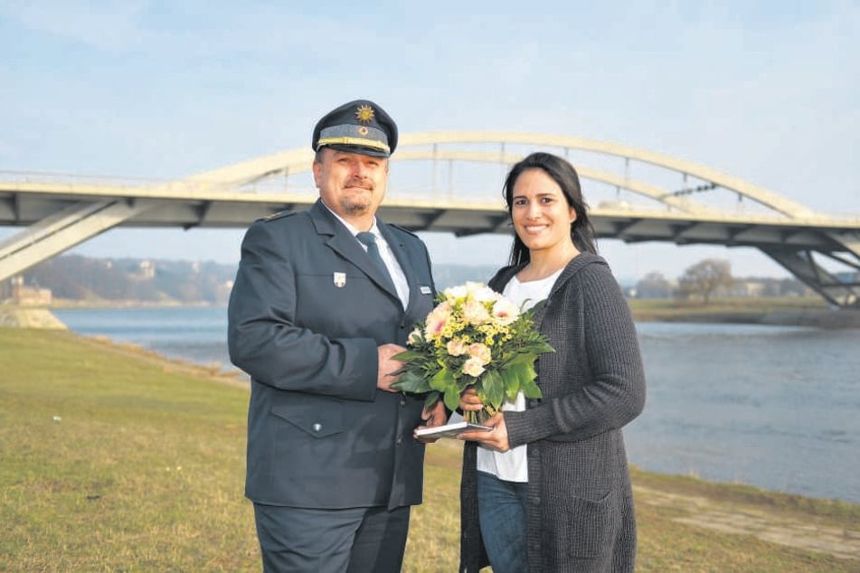 Vom Polizeidirektor René Demmler (47) gab es gestern schonmal Blumen und ein Buch für die mutige Kollegin Khaterah Jacob (34).