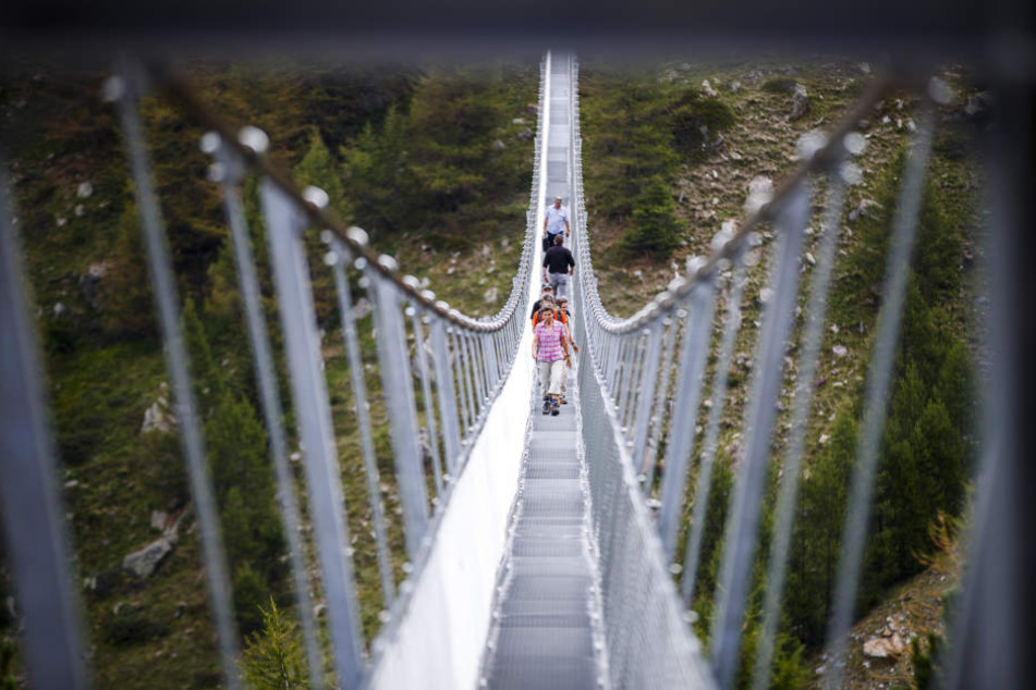 Die bislang längste Hängebrücke der Welt gibt es in Randa (Schweiz).