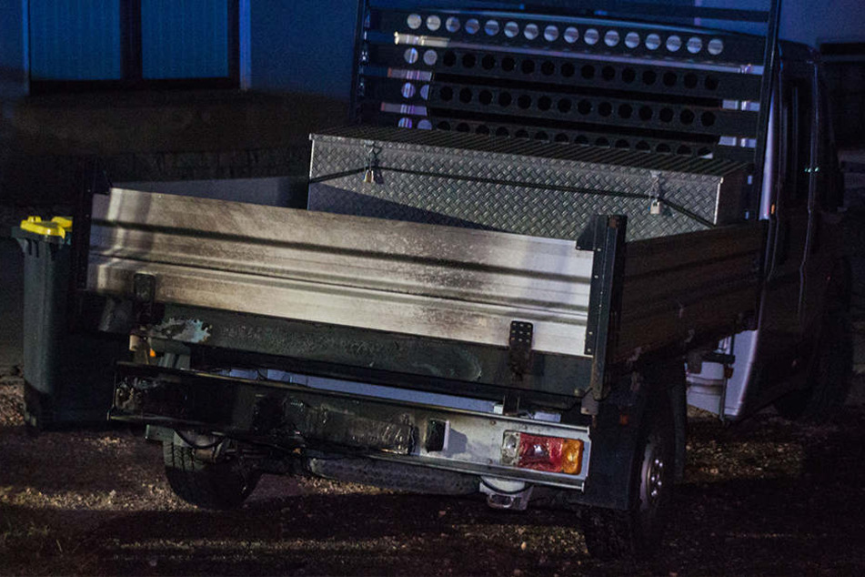 Auch ein in der Nähe geparkter Transporter wurde durch das Feuer beschädigt.