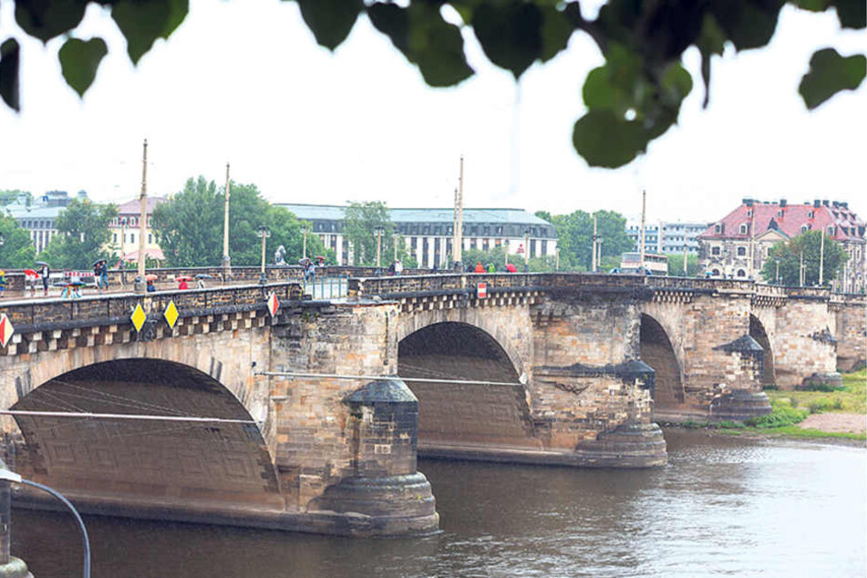 Eine der Kanzeln der Augustusbrücke war akut absturzgefährdet.
Für die Restaurierung wurden die Steine abgetragen.