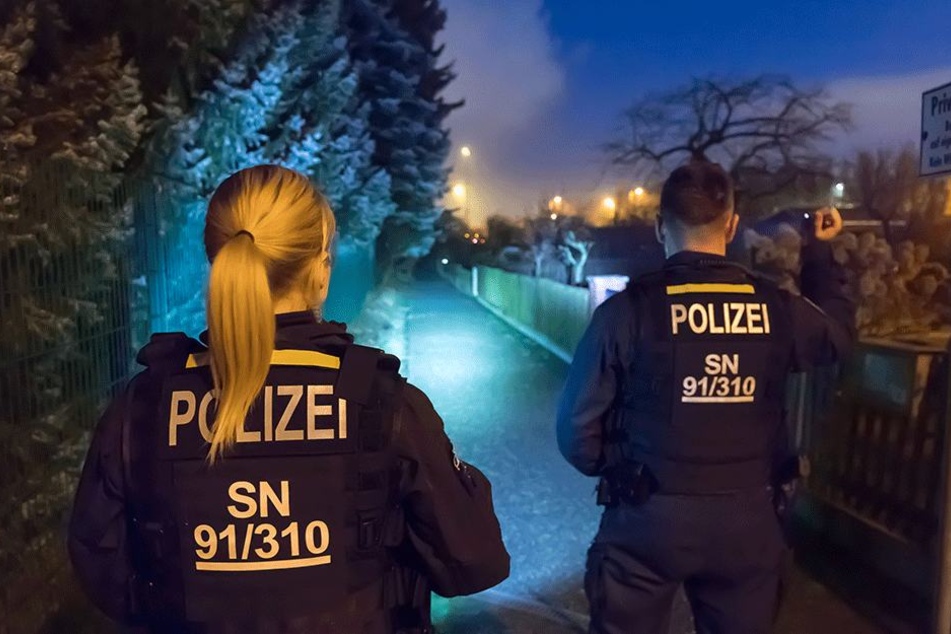 So weit die Taschenlampen reichen: Julia N. und Peter E. leuchten einen Weg in Borna aus.