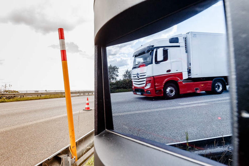 Der LKW-Fahrer raste mit 142 Stundenkilometer über die Stadtautobahn. (Symbolbild)
