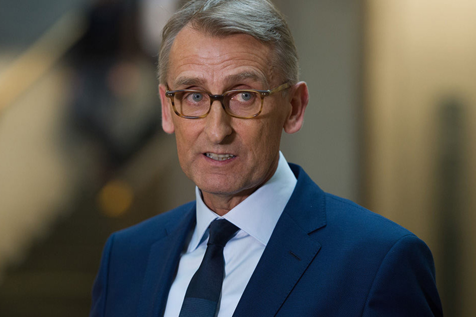 Schuster steht hinter de Maizière und verteidigt die automatische Gesichtserkennung.