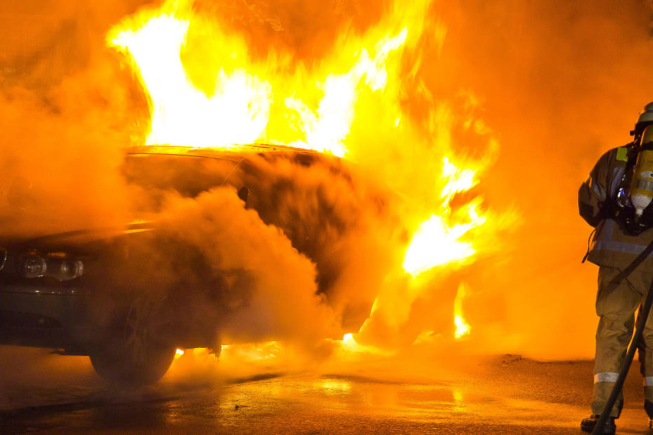 Die Feuerwehr konnte den Brand unter Kontrolle bekommen. Ob es sich um eine Brandstiftung handelte, wird zur Zeit noch ermittelt. (Symbolbild)