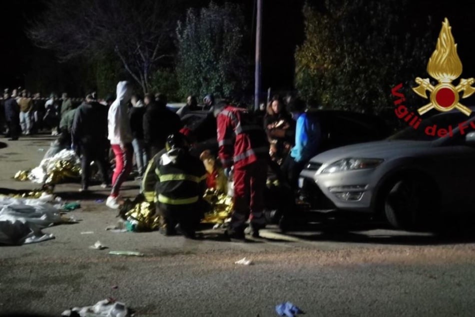Ärzte und Rettungskräfte kümmern sich um Verletzte vor der Diskothek.