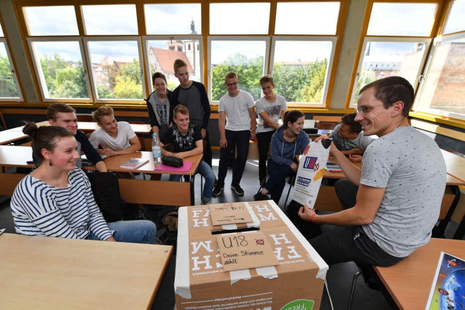 Kinder und Jugendliche unter 18 durften am Freitag in ihren Schulen symbolisch wählen gehen.