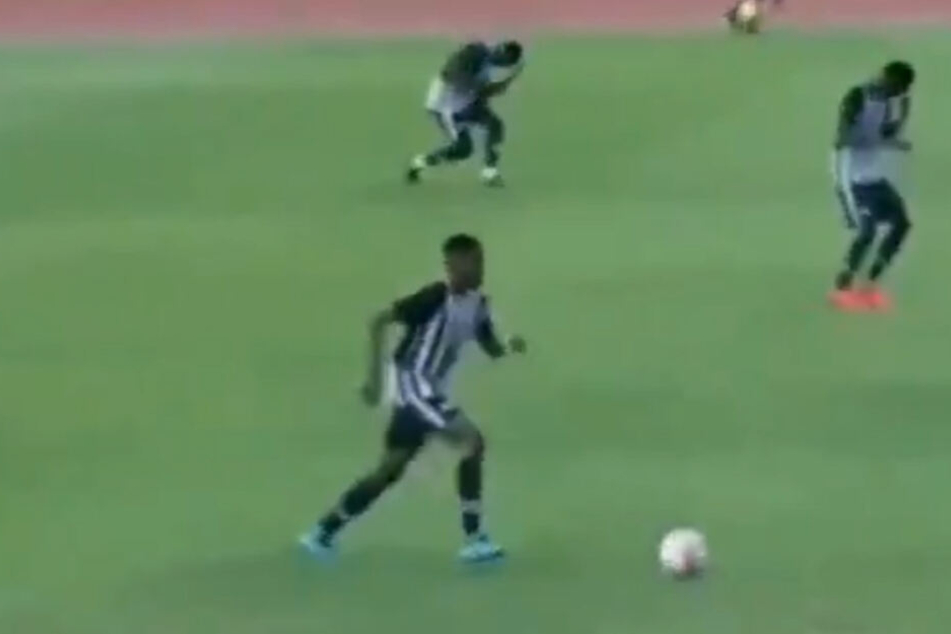 Während ihr Kollege im Vordergrund einfach weiter spielt, gehen zwei seiner Mitspieler im Hintergrund zu Boden.