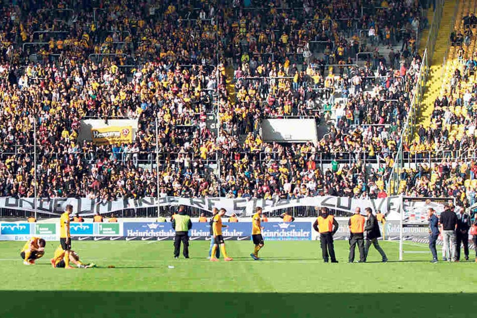 Vor drei Jahren war das Verhältnis zwischen Fans und Mannschaft angespannt - das Plakat am letzten Spieltag zeigte das noch einmal deutlich.