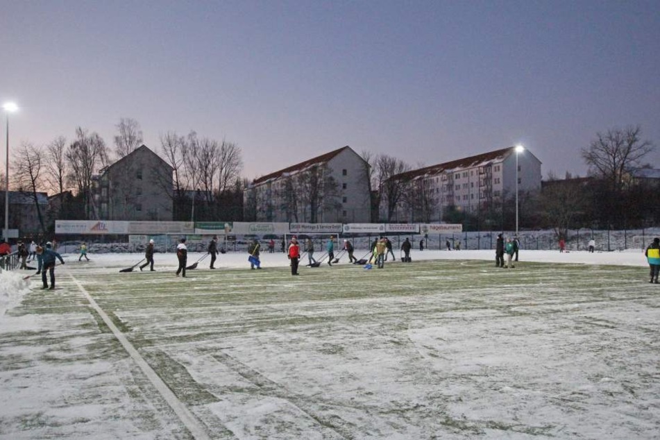 Schon vor zwei Jahren haben die FSV-Fans zur Schippe gegriffen: Damals versanken die Trainingsplätze in Zwickau im Schnee.