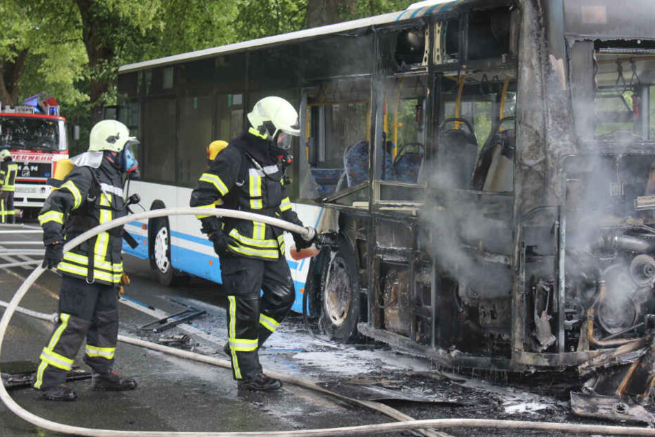 Das Heck des Busses stand in Flammen.