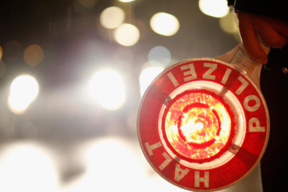 Ein 30-jähriger Autofahrer ohne Führerschein, mit geklauten Kennzeichen und unter Einfluss von Drogen ging einer Polizeistreife in Markkleeberg ins Netz. (Symbolbild)