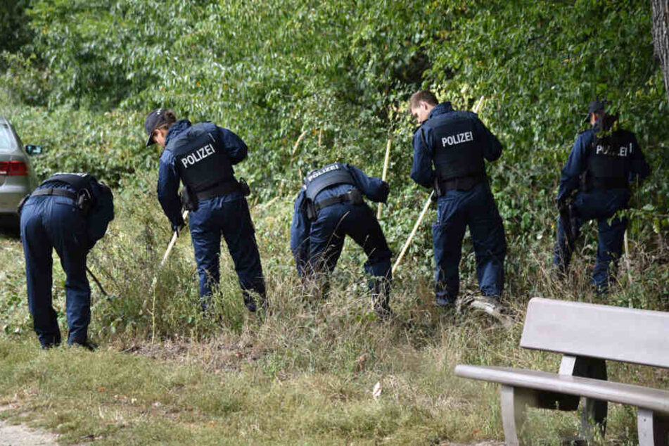 Die Polizei durchkämmte das Gelände rund um Viernheim nach Spuren.