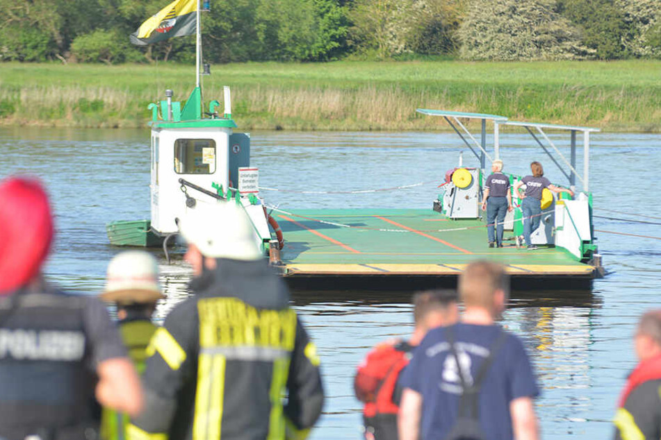 Die Feuerwehr zog die beiden unterkühlten Mädchen aus dem Wasser.