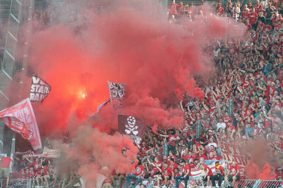 Anhänger des 1. FC Köln beim vergangenen Auswärtsspiel in Magdeburg. Hier zündeten etliche Fans Pyrotechnik.