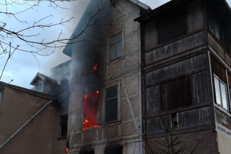 Die Feuerwehr kämpft seit Freitagmorgen gegen die Flammen.