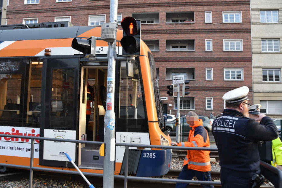 Der Mann ging offenbar trotz gelben Blinklicht über die Gleise.