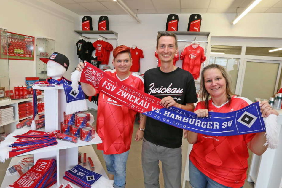 Peggy Dittrich, Christian Würtemberger und Sandra
Korn präsentieren im neuen FSV-Fanshop die Fanartikel zum Pokalfight gegen den
HSV.