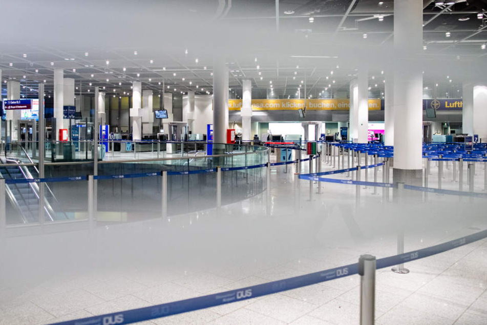 Komplett gesperrt und menschenleer ist der Bereich der Sicherheitskontrollen am Düsseldorfer Flughafen.