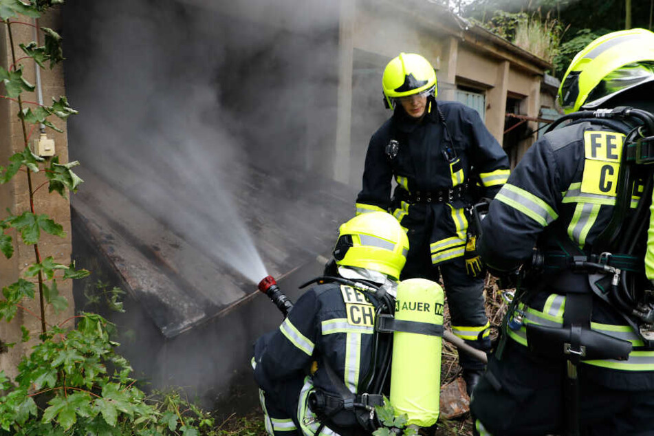 In einer leerstehenden Garage ist Müll in Brand geraten.