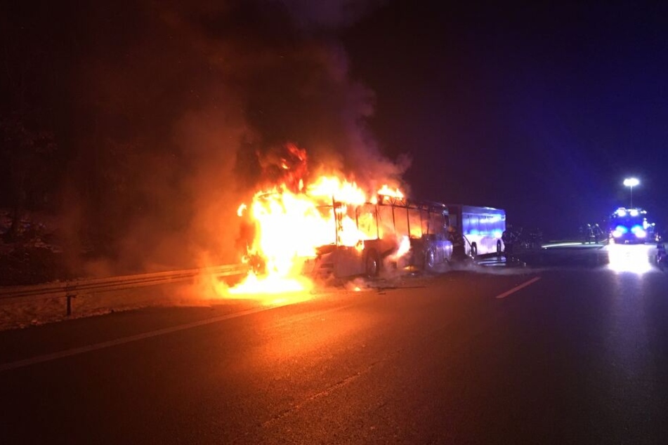 Beim Eintreffen der Feuerwehr stand der Bus im Vollbrand.