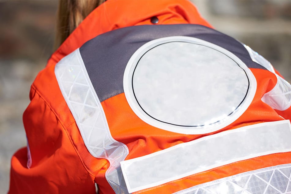 Weder die Rettungssanitäter noch die Beamten waren vor den Angriffen der Frau sicher. (Symbolbild)