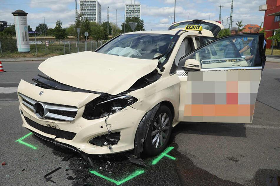 Das Taxi wurde stark beschädigt.