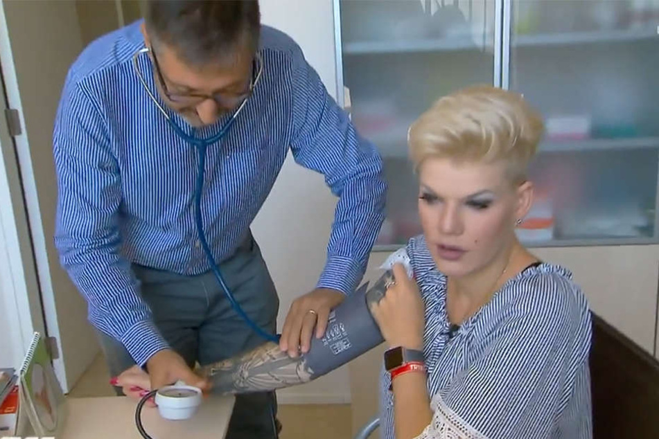 Melanie Müllers Arzt auf Mallorca rät der 29-Jährigen, die Arbeit zu reduzieren, um den ungeborenen Kind nicht zu schaden.