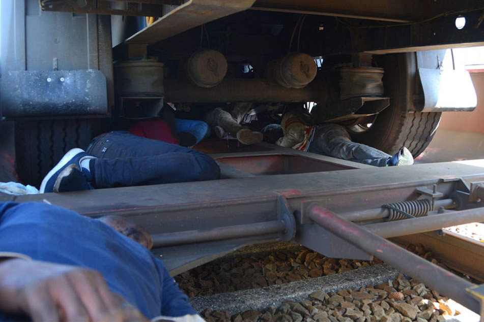 Wieder versteckten sich Migranten unter Lkw-Aufliegern.