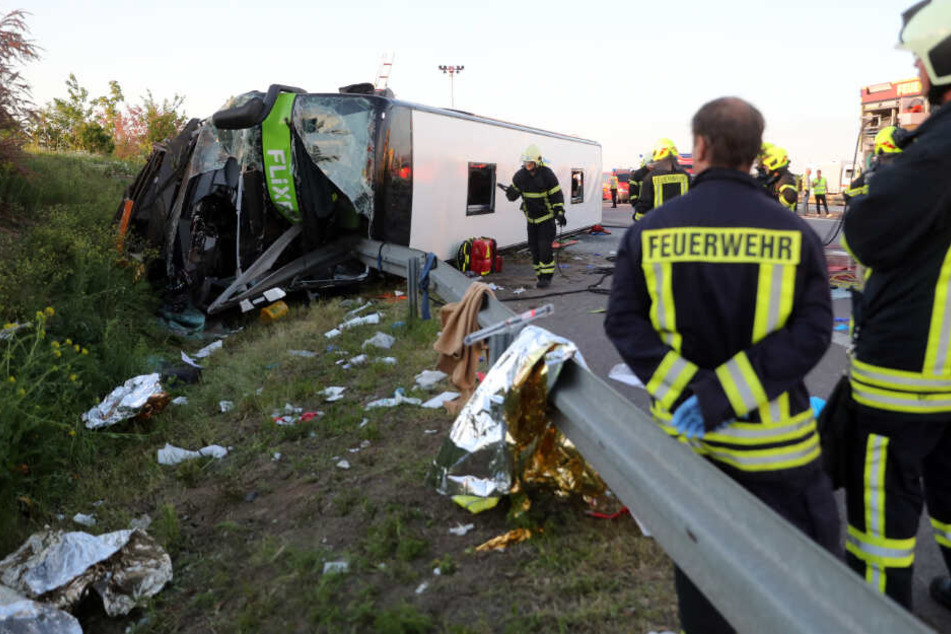 63 Fahrgäste wurden verletzt, eine Frau starb durch den Unfall auf der A9.