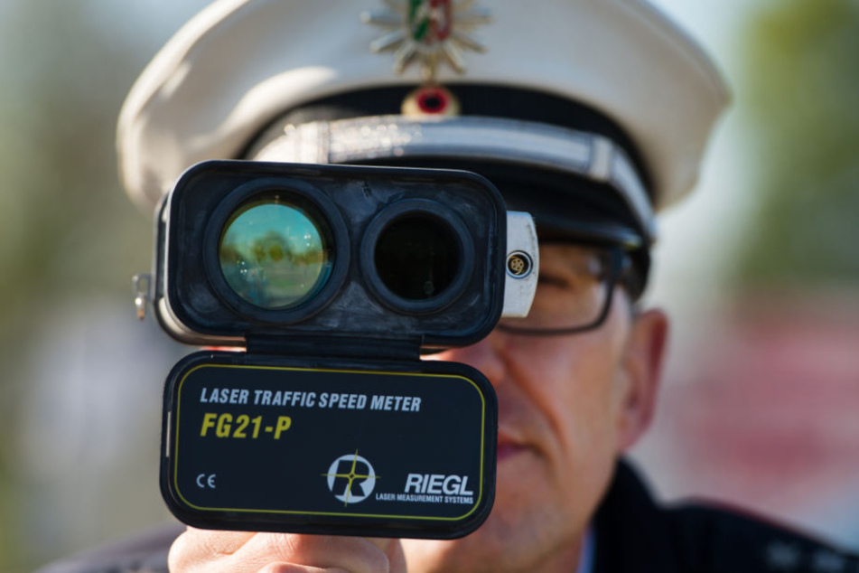 Mit 95 km/h in einer 50er-Zone wurde der 18-Jährige geblitzt. (Symbolbild)