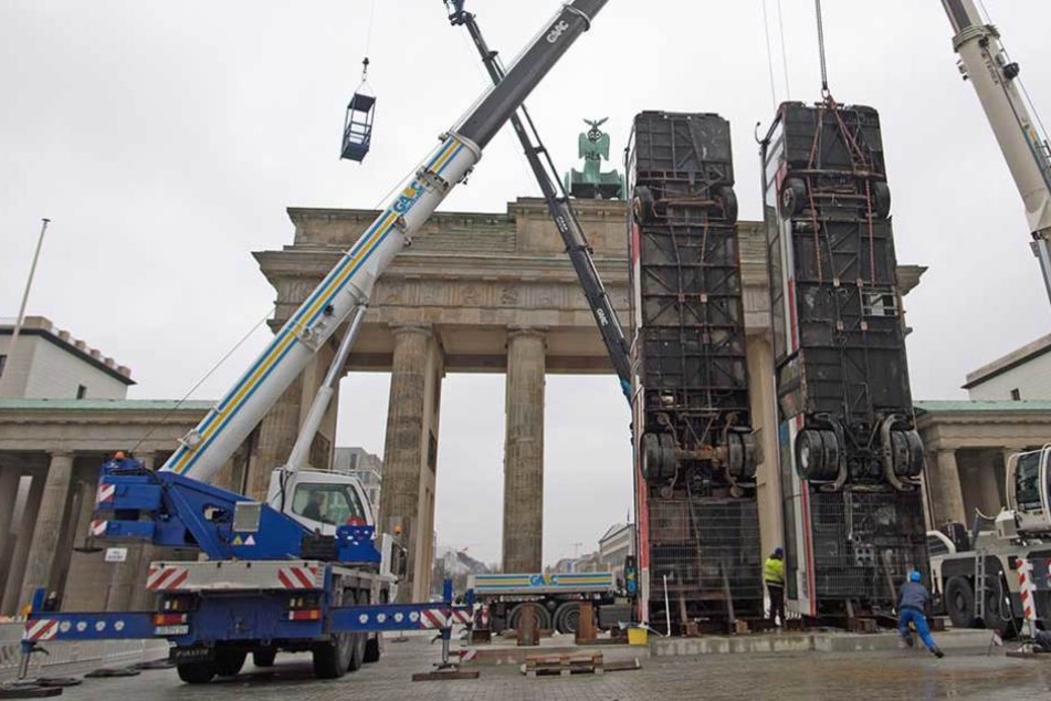 Das Bus Monument wurde am Freitag vor dem Brandenburger Tor aufgerichtet.