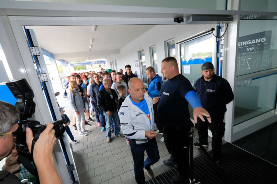 Das war's - am Freitag sind die letzten 500 Stehplatz-Tickets für den DFB über die Theke gegangen...