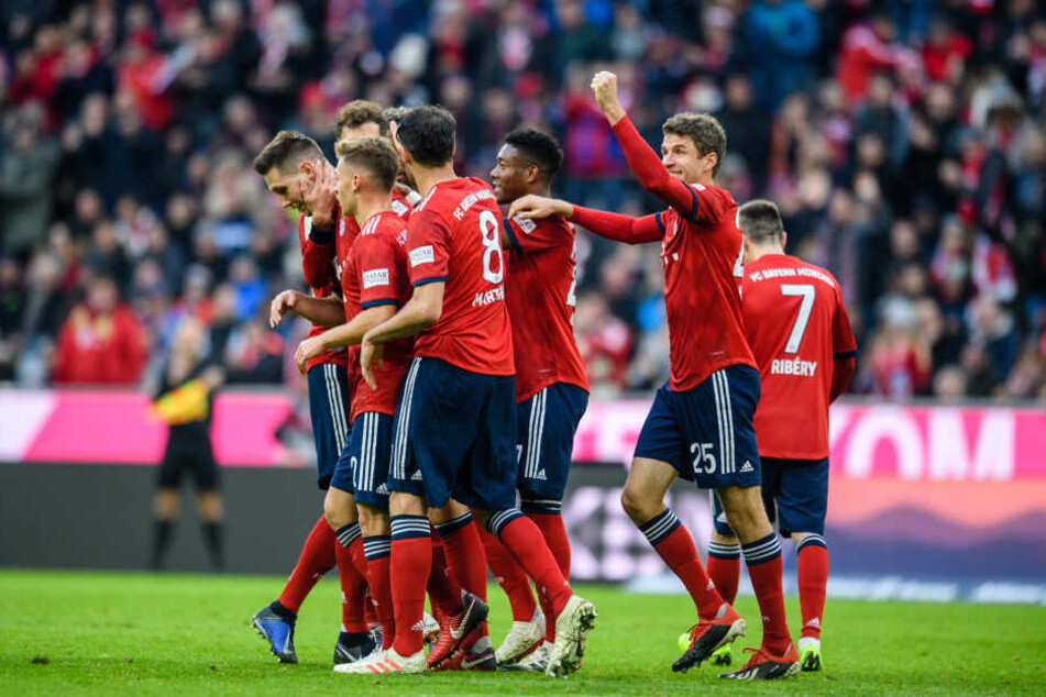 Torschütze Niklas Süle (l) wird von den Spielern vom FC Bayern München in der Partie gegen Fortuna Düsseldorf gefeiert. (Archivbild)