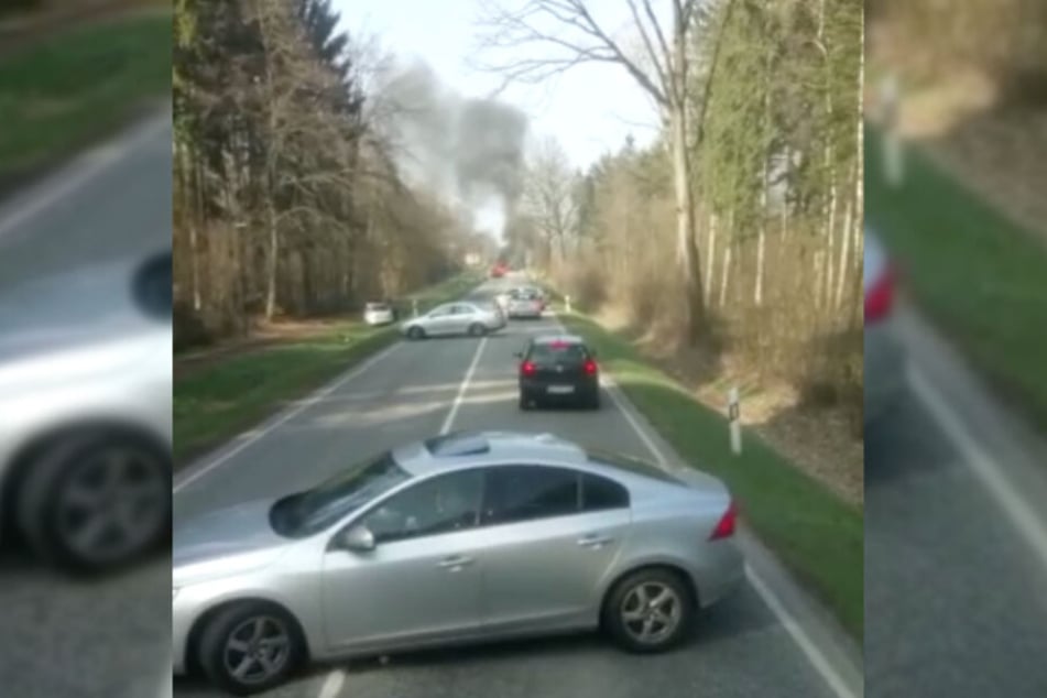Autos wenden auf der Straße und entfernen sich vom Unfallort.