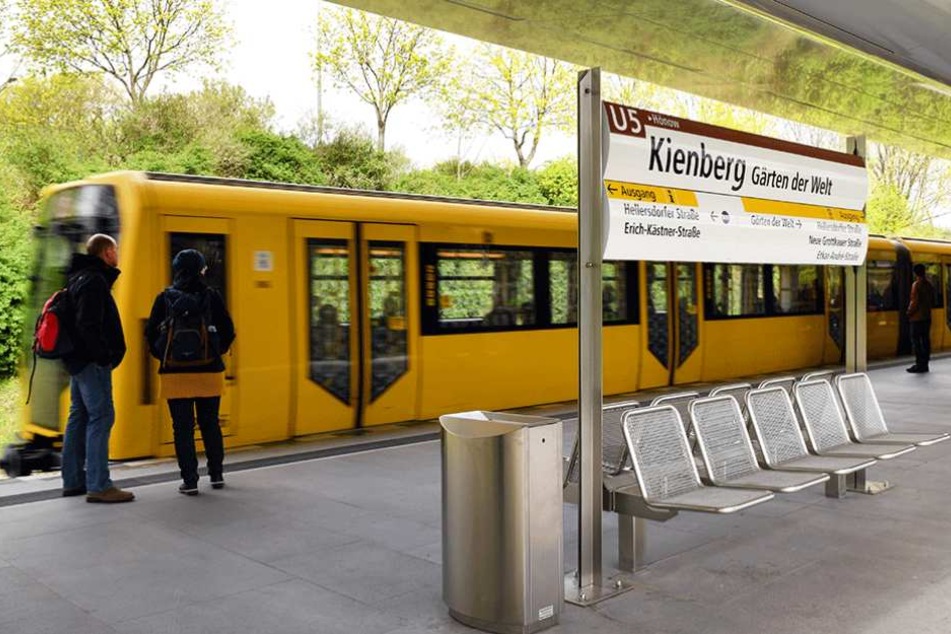 Zwei Tage vor der Eröffnung der IGA wurde auch die Ausstellungseigene U-Bahnstation in Betrieb genommen.