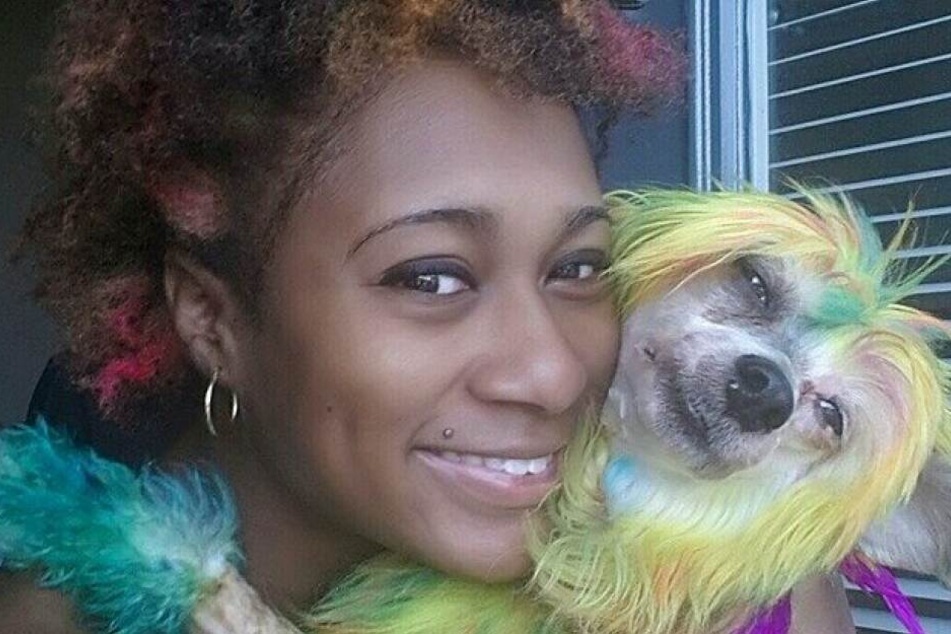 Anaïs Hayden (31) mit einem bunt eingefärbten Hund.