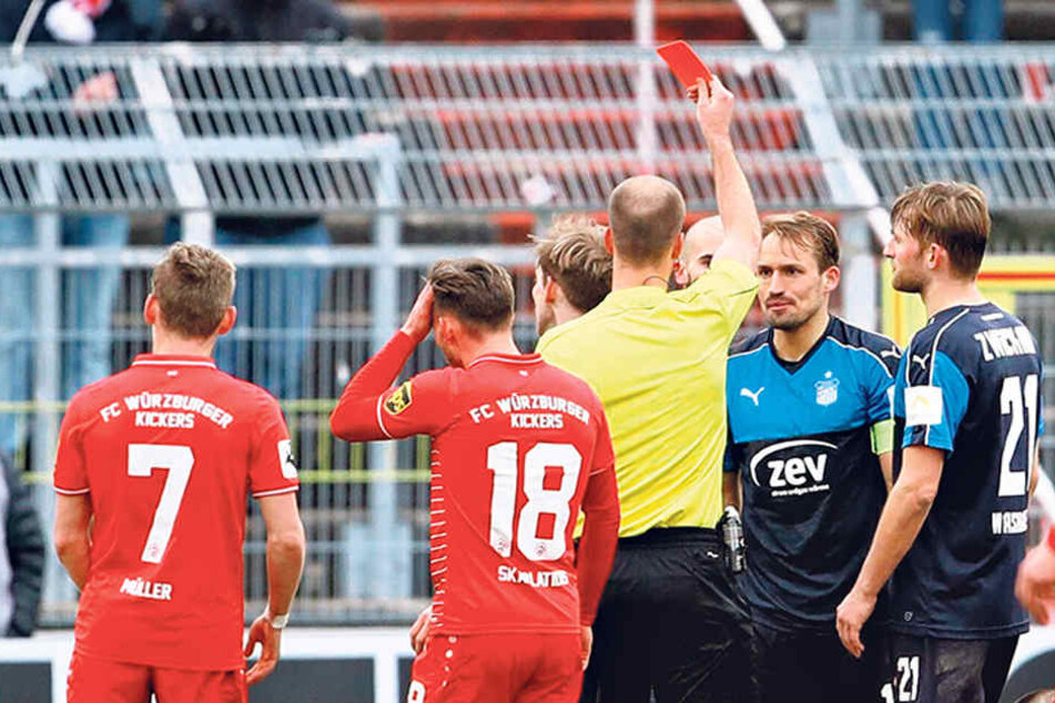 Zweites Foul, zweite Verwarnung: Schiedsrichter Franz Bokop zeigt Toni Wachsmuth die Gelb-Rote Karte.