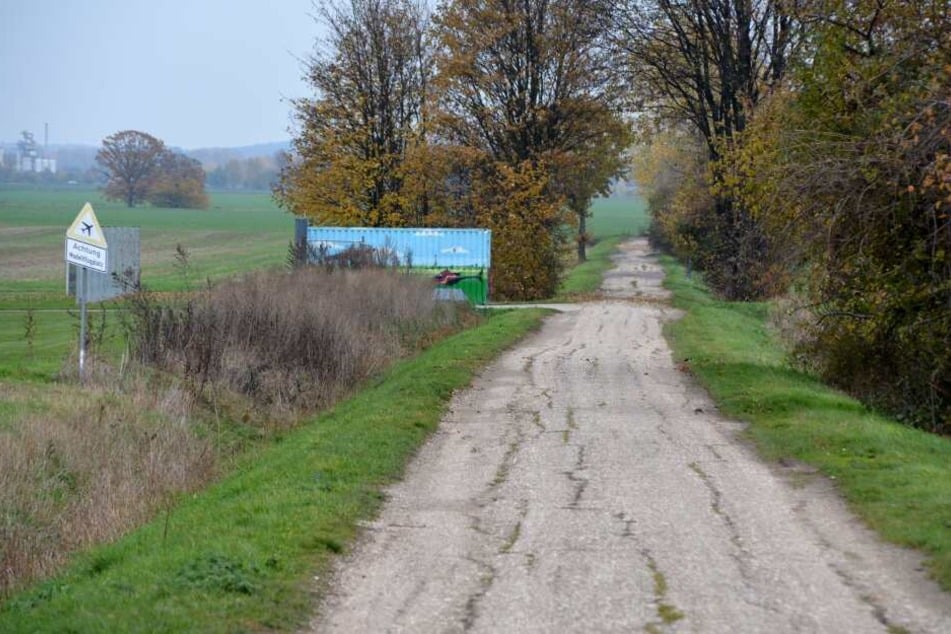 Ein Feldweg zwischen den Leipziger Stadtteilen Holzhausen und Baalsdorf. Hier wurde der tote Waschbär gefunden - nicht der erste an dieser Stelle.