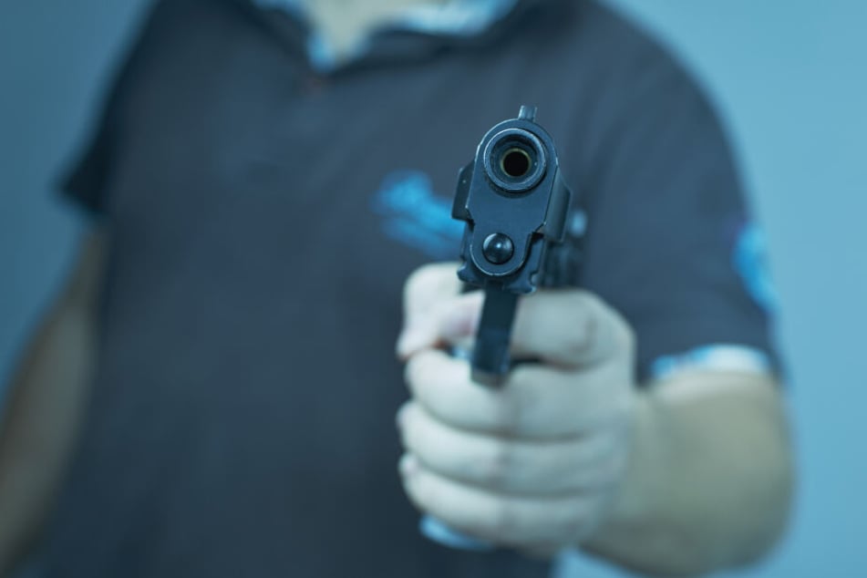 Gleich mehrere Passanten meldeten der Polizei, auf offener Straße mit einer Schusswaffe bedroht worden zu sein (Symbolbild).