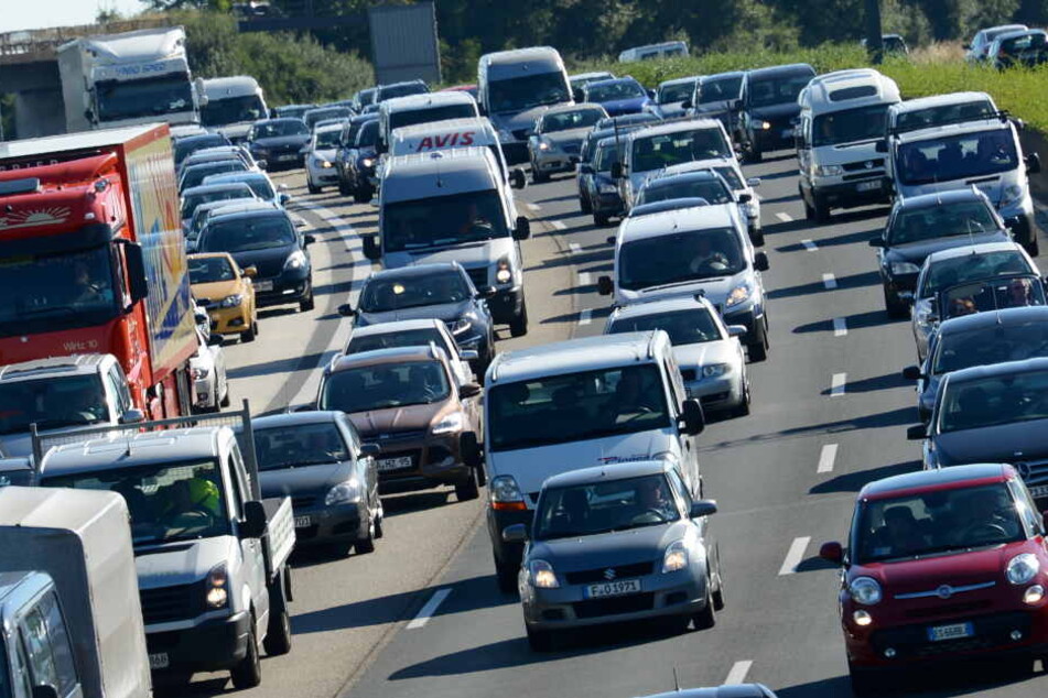 Der abgesackte Schacht sorgte für erheblichen Stau auf der A5. (Symbolbild)